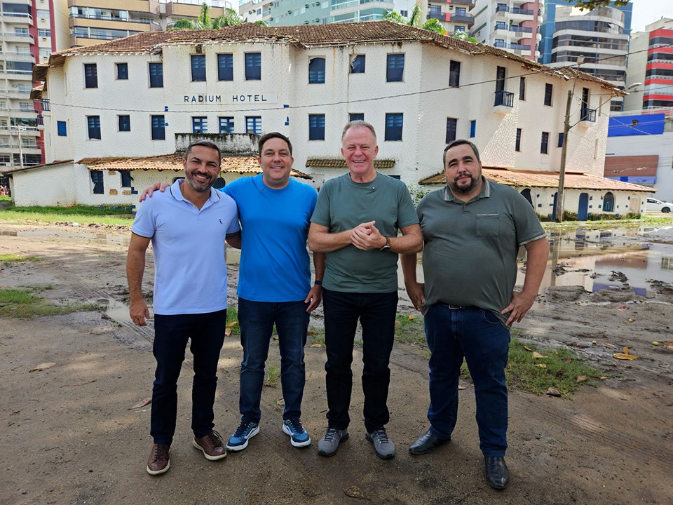 Leia mais sobre o artigo Governo inicia obras de restauro do Radium Hotel e da Praça Ciríaco Ramalhete de Oliveira, em Guarapari