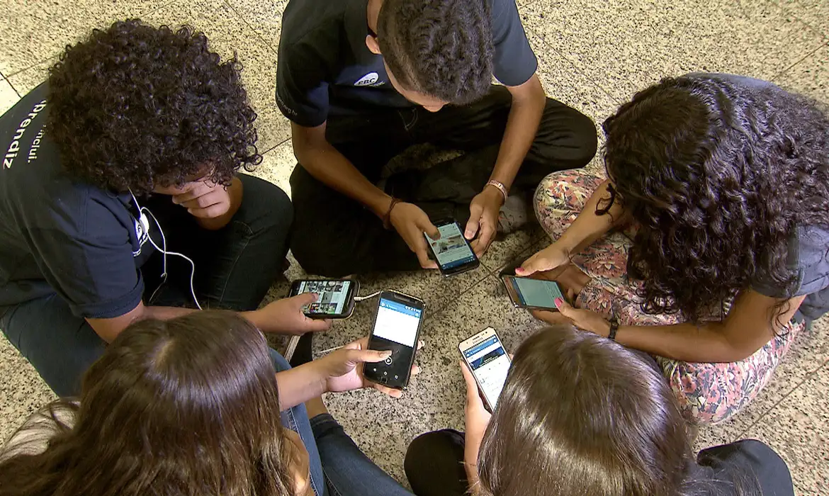 Leia mais sobre o artigo Adolescentes não têm apoio para lidar com redes sociais, diz pesquisa