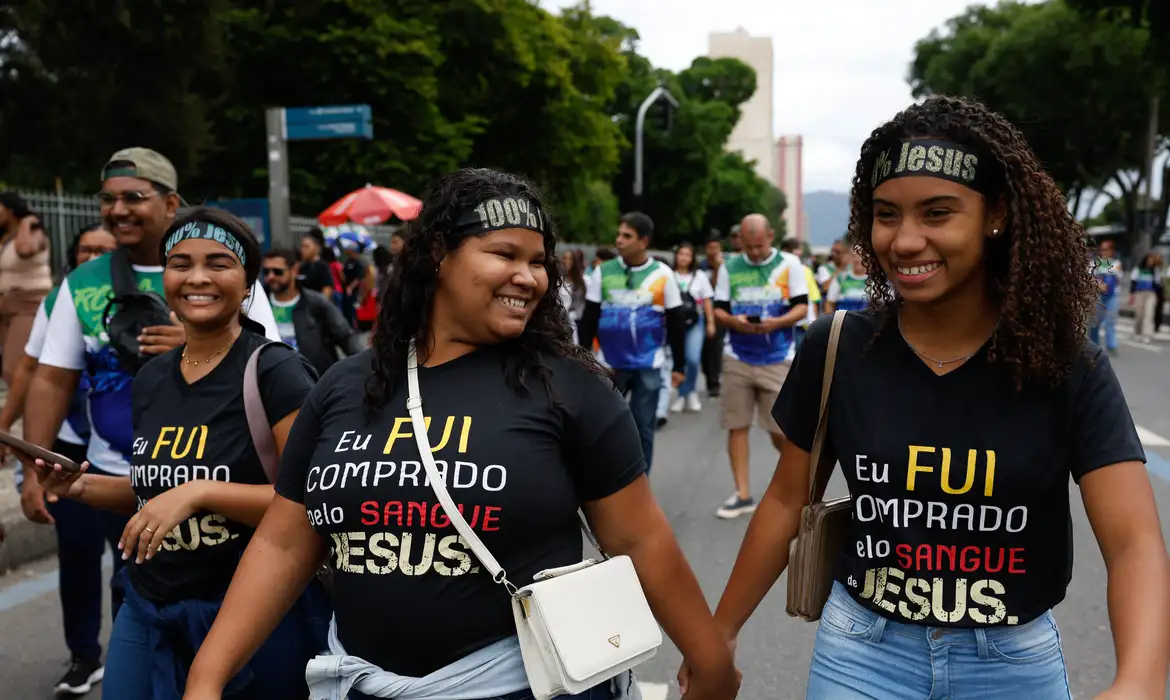 Leia mais sobre o artigo Jovens e mulheres puxam aumento de evangélicos no país, revela IBGE