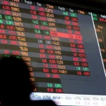 Bolsa volta a subir e atinge inéditos 153 mil pontos em dia de Copom