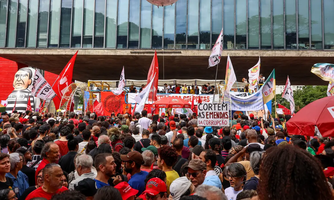 Leia mais sobre o artigo Em várias capitais, manifestantes vão às ruas contra PL da Dosimetria