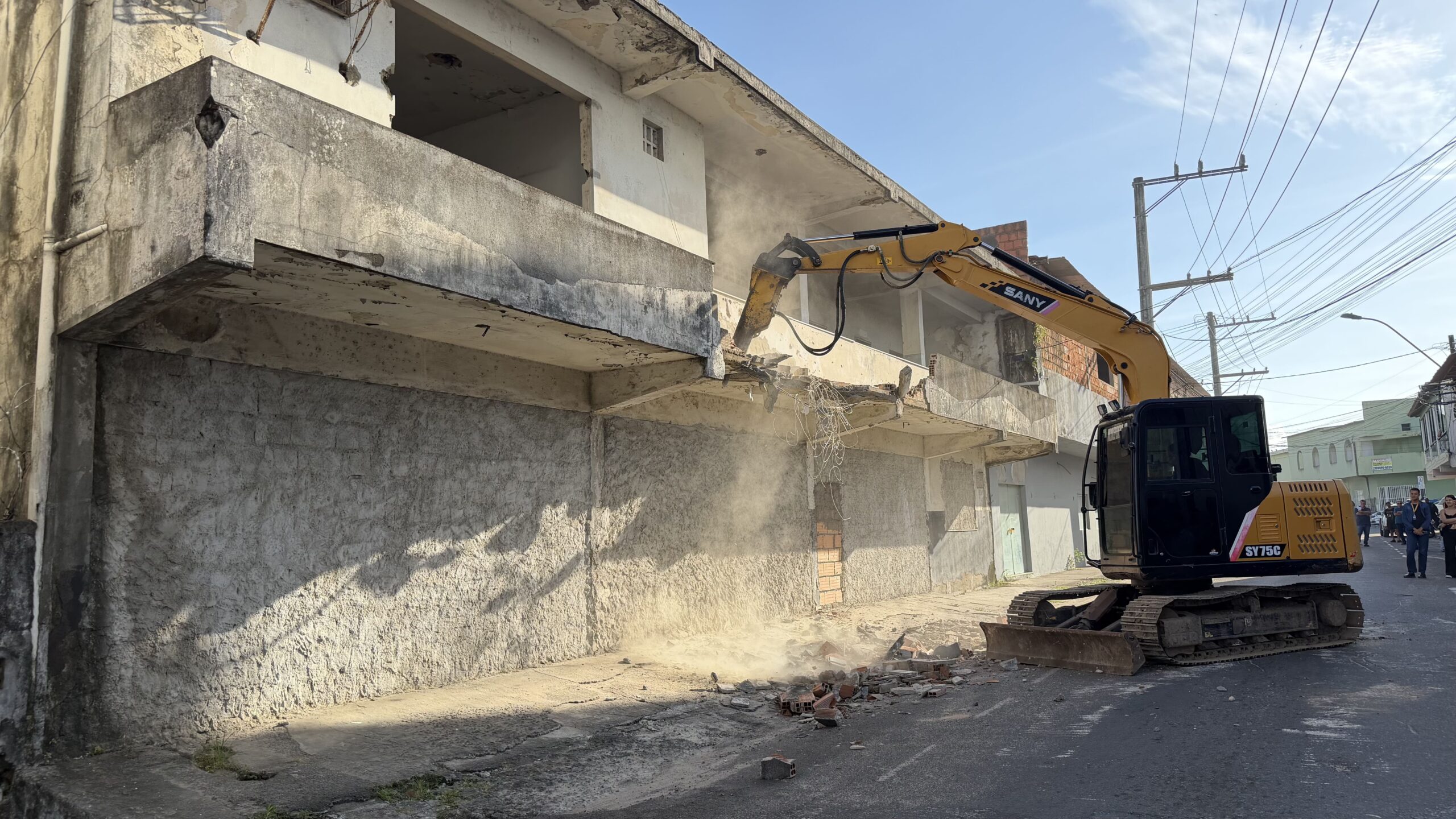 Leia mais sobre o artigo Requalificação Urbana: Prefeitura inicia demolição do antigo cadeião para construir nova praça no centro