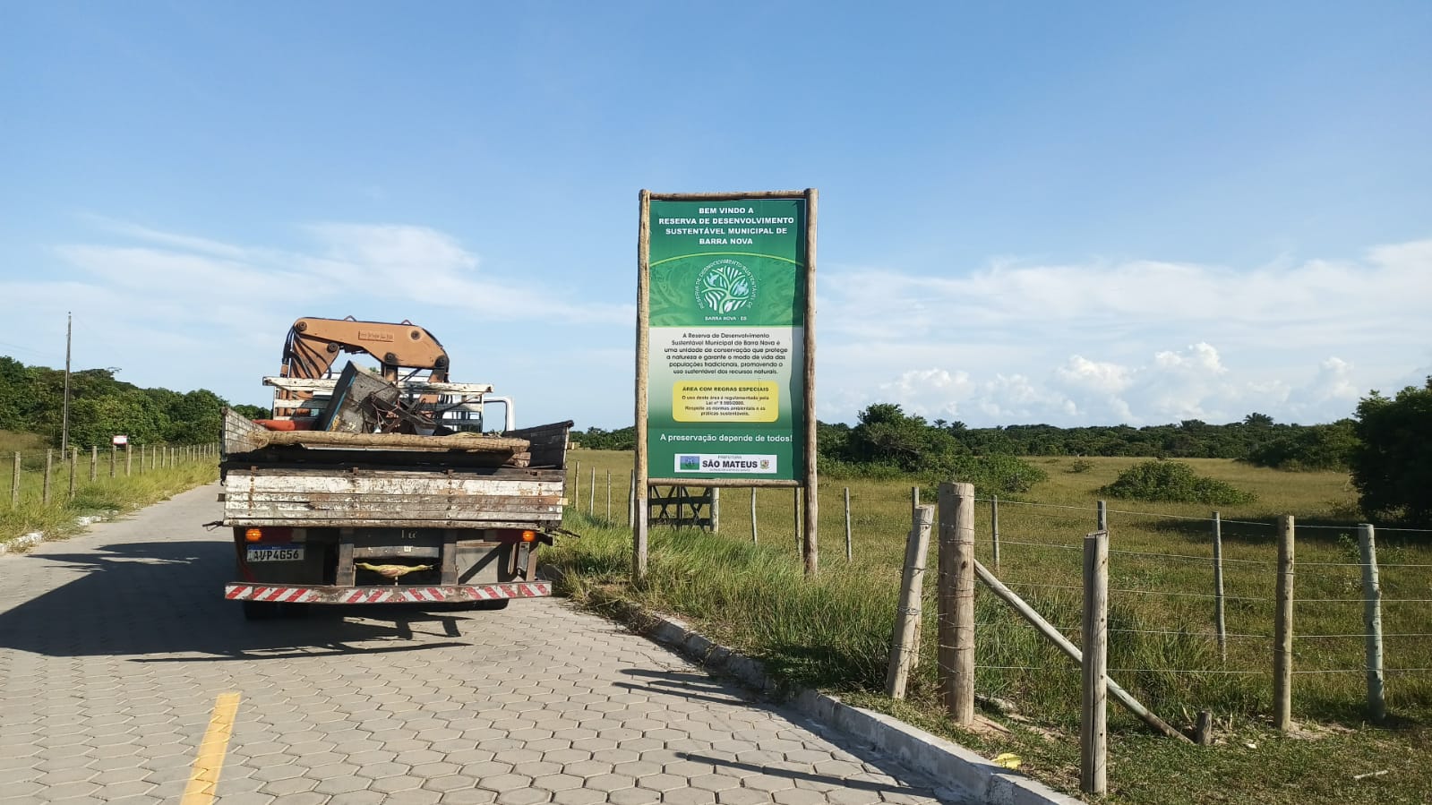 Leia mais sobre o artigo Prefeitura de São Mateus instala novas placas de sinalização na reserva de Barra Nova