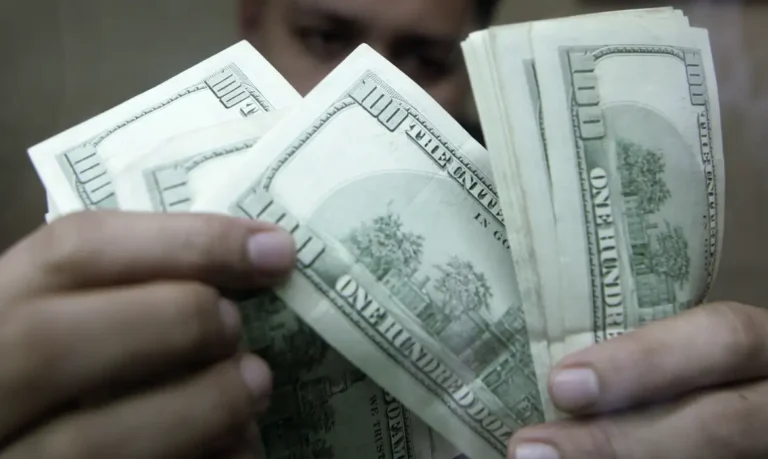 Dólar fecha estável, mas acumula queda de 1,82% em julho