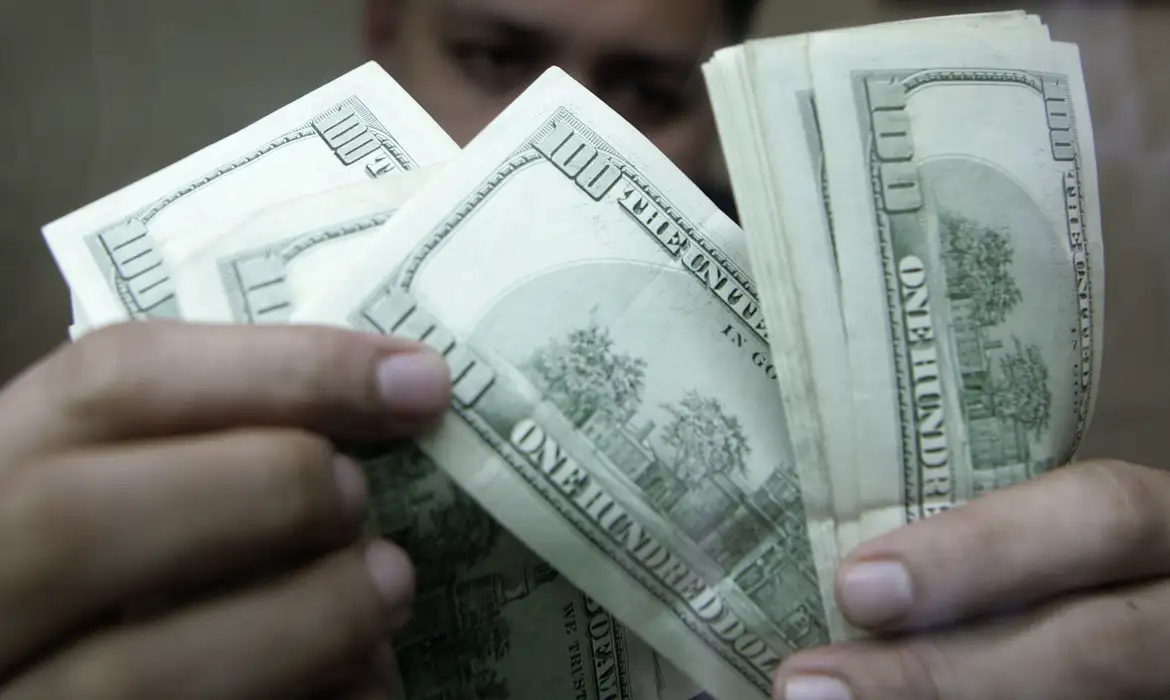 Leia mais sobre o artigo Dólar fecha estável, mas acumula queda de 1,82% em julho