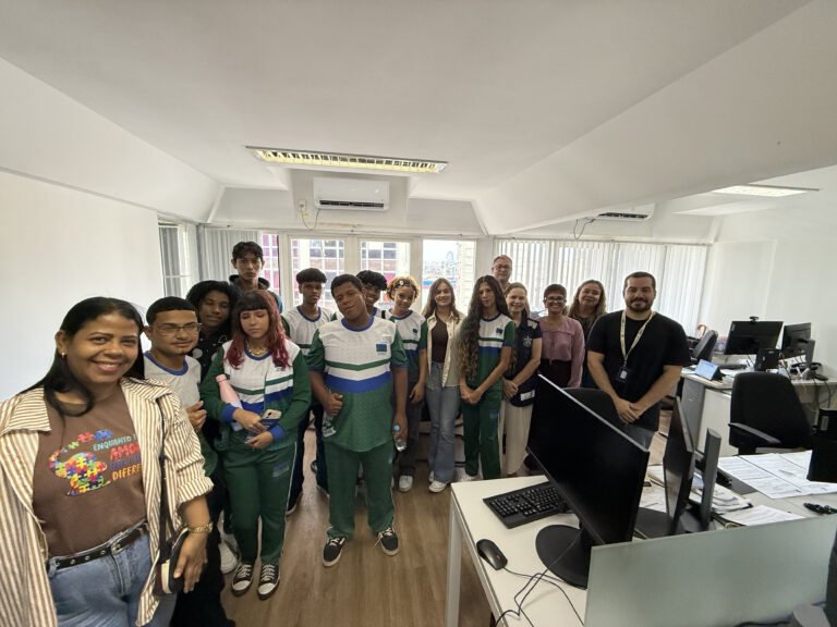 ALUNOS DE SÃO MATEUS VISITAM A SEDE DO PROCON-ES E APRENDEM SOBRE DIREITOS DO CONSUMIDOR E EDUCAÇÃO FINANCEIRA