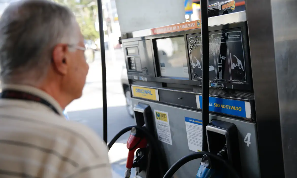 Leia mais sobre o artigo Governo prorroga subvenção de R$ 2,12 ao diesel