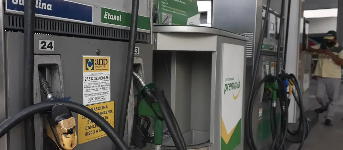 Petrobras reduz preço da gasolina